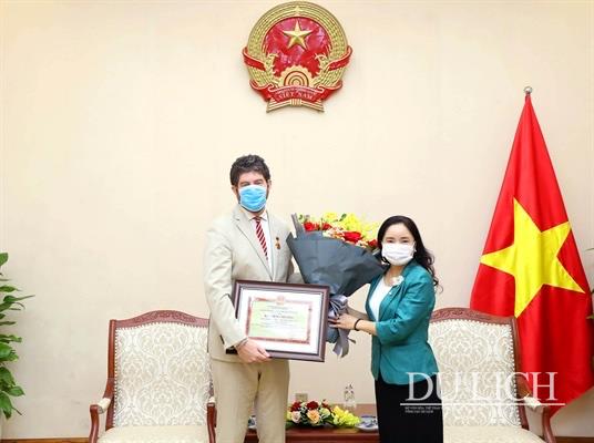 Thứ trưởng Bộ VHTTDL Trịnh Thị Thủy trao kỷ niệm chương vì sự nghiệp VHTTDL cho ông Michael Croft